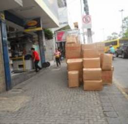 Calçadas tomadas por falta de fiscais nas ruas