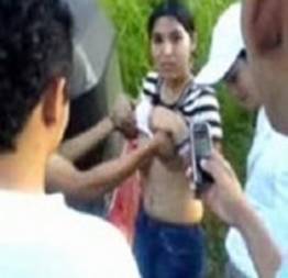 Novinha chupando e dando a buceta no mato pros moleques