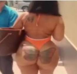 O tamanho da bunda tatuada dessa mulher 