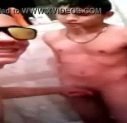Funkeiro batendo punheta pro novinho safado na internet