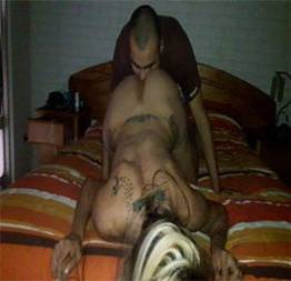 Gostosa tatuada levando beijo grego do irmão tarado