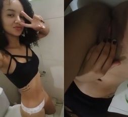 Novinha magrinha 18 aninhos vacilou e vazou no whatsapp batendo siririca!