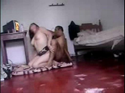Filmou sexo com a amiga colegial no chão do quarto