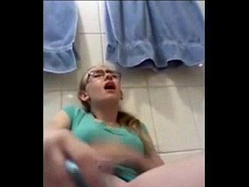 Gatinha nerd de óculos se acabando na siririca
