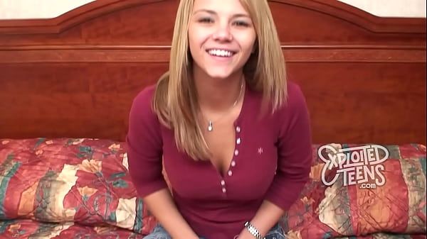 Ashlynn Brooke faz seu primeiro filme pornô.