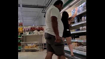 Corno filma esposa exibindo a bunda pro cliente do supermercado Luana Kazaki