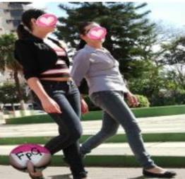 Novinha e mamãe flagradas na rua