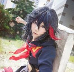 Cosplay semi-nua vai pra perto de igreja e policia é chamada