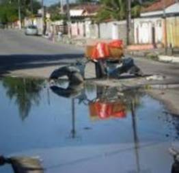 Esgoto estourado em comunidade