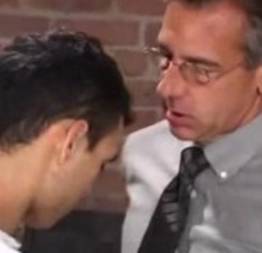 Executivo paga novinho em troca de sexo