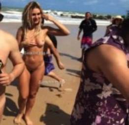 Mendigata peladona em tambaba praia de nudismo