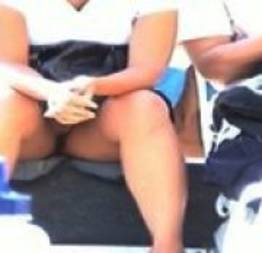 Novinha da escola de mini saia e sem calcinha uma delicia
