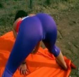 Novinha gostosa fazendo yoga