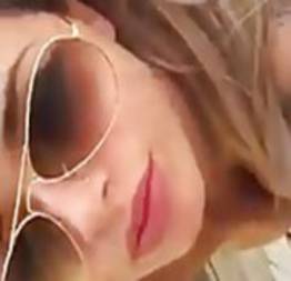 Loira carioca caiu na net se exibindo peladinha e de oculos escuros 