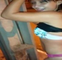 Novinha fazendo putaria na rua pros moleques