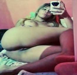 Baby Moranguinho dando a bunda de quatro
