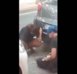 Comeu a puta entre os carros no meio da rua