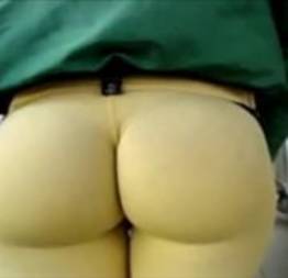 Frentista rabuda com calça transparente causa tumulto no posto de gasolina