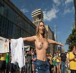 A Famosa das manifestações em fotos EXCLUSIVAS