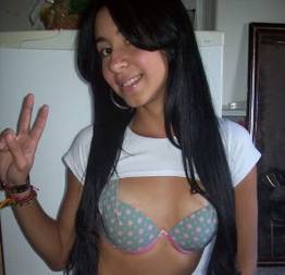 Sapecou a bucetinha da enteada novinha até gozar dentro