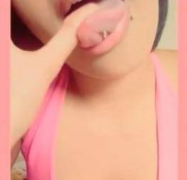 Novinha chupando o dedo e ouvindo funk