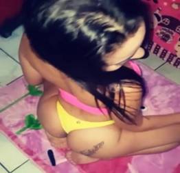 Novinha rebolando no funk de calcinha enfiada