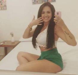 Puta de luxo morena muito gostosa rabuda toda tatuada mostrando o seios - nude n