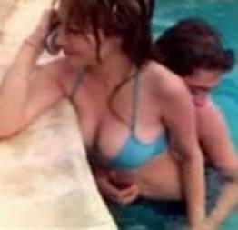 Pegando ingrid na piscina enquanto ela liga pro namorado corno