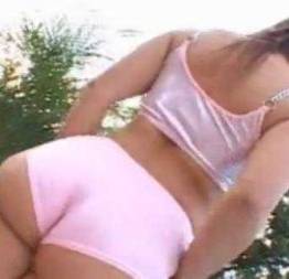 Brincando com o shortinho rosa - novinha de shortinho