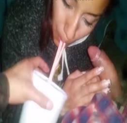 Tomando suquinho enquanto chupa a pica do namorado