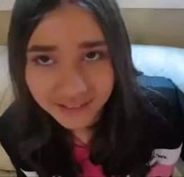 Novinha não resistiu quando viu o pau do amiguinho e caiu de boca