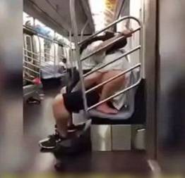 O metro vazio e o safado começou a fazer a novinha ali mesmo