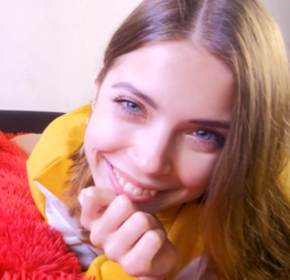 Loira do olho azul dando pela manhã