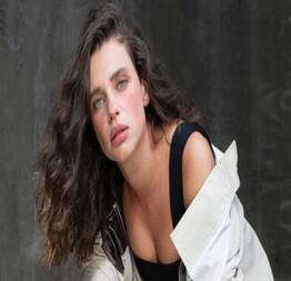 Bruna Linzmeyer flagrada de topless mostrando os peitos em praia | Famosas nuas oficial
