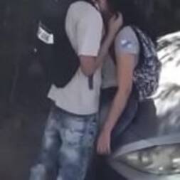 Casal de jovens se pegando e foram filmados