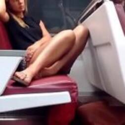 Loirinha e seus pezinhos lindos no onibus
