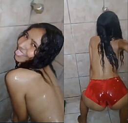 Novinha dançando dentro do banheiro com calcinha enfiada - Novinha do zap safada