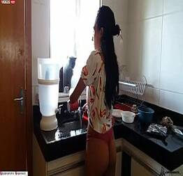 Comi a empregada enquanto fazia almoÇo gozei na batata frita e ela comeu tudo