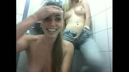 Duas safadinhas no baneiro da faculdade - sexo amador gratis