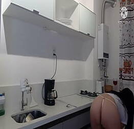 Gostosa bebe leitinho engole tudo na cozinha