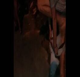 Loirinha safada mostra a bunda no meio da rua | sexo da rua |sexo na rua