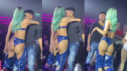 Pegando na bunda gostosa da tati zaqui no palco do baile funk
