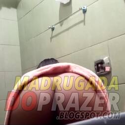 Baba da minha entiada bateu punheta no banheirro e meti rola nessa safada