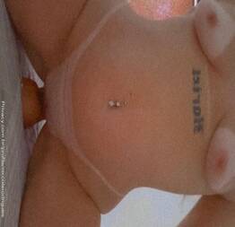 Niccole Rodrigues onlyfans sentando no consolo - Midiasexl.com