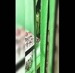 Espiando a mi prima saliéndose de baÑar se estaba vistiendo fui a la casa de mis tÍos