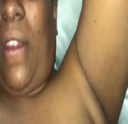 Pele morena sexy brincando com seu massageador e esguichando